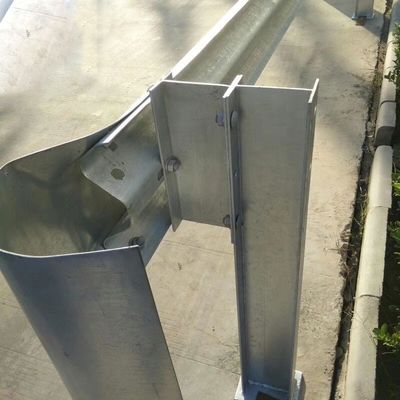 Postes de guarda de estradas galvanizados a quente anti-corrosivo para sistema de proteção rodoviária