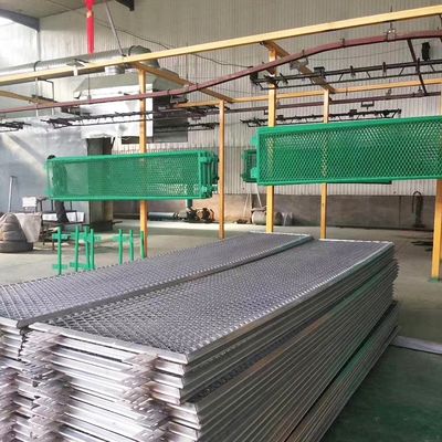 Galvanizado em pó revestido Anti deslumbramento Barreira de trânsito Rede de arame Fenda rodovia estrada