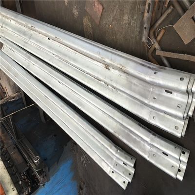 Segurança rodoviária Ferrovia de proteção galvanizada de mergulho a quente com extremo curvado com certificado ISO9001 2000