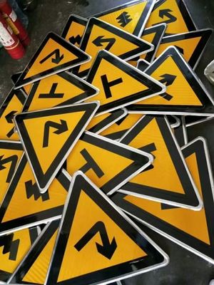 Cartões de aviso de segurança rodoviária de alta visibilidade, placas de sinalização e postes com 50 cm de altura