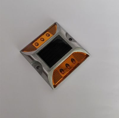 Insulação solar de alumínio embutida olhos de gato rodoviário para sinal de cone rodoviário 104 * 123 * 23mm