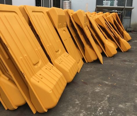 Barreiras rodoviárias externas cheias de água Barreiras rodoviárias vermelhas de plástico