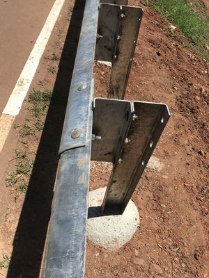 Barreira de trânsito galvanizada de feixe W de cor personalizada para segurança e venda ao ar livre
