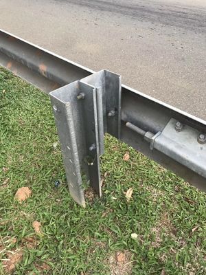 W Beam Guardrail AASHTO M-180 Standard e 550-600g/m2 Zinc Coating para a segurança rodoviária