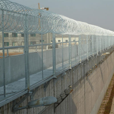 Cercas de arame farpado galvanizadas e revestidas em pó para proteção do perímetro exterior