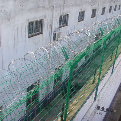 Cercas de arame farpado de aço galvanizado a quente ISO para segurança exterior