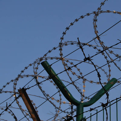 Cercas de arame farpado de aço galvanizado a quente ISO para segurança exterior