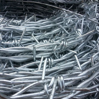 Cercas de arame farpado de aço galvanizado a quente ISO para segurança exterior