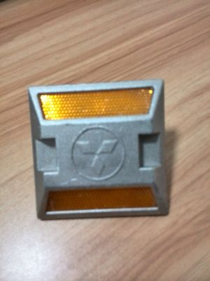 Dimensão personalizada Cast Alumínio Rod Stud Refletor Olho de Gato Feito em com 50cm de altura
