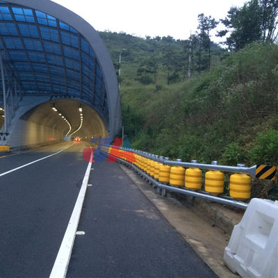 Barreira de segurança rodoviária revestida de pó galvanizado com estrutura e rolos de aço inoxidável