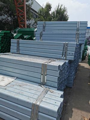 Post de tubos quadrados galvanizados e revestidos em pó para AASHTO M-180 Standard Road Guardrail