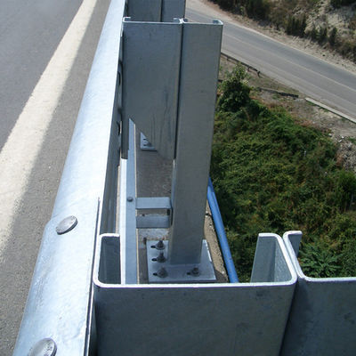 Q235 Q345 W Beam Guardrail Hot Dip Galvanized Guardrail Spacer para segurança rodoviária