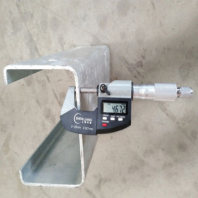 Q235 Q345 W Beam Guardrail Hot Dip Galvanized Guardrail Spacer para segurança rodoviária