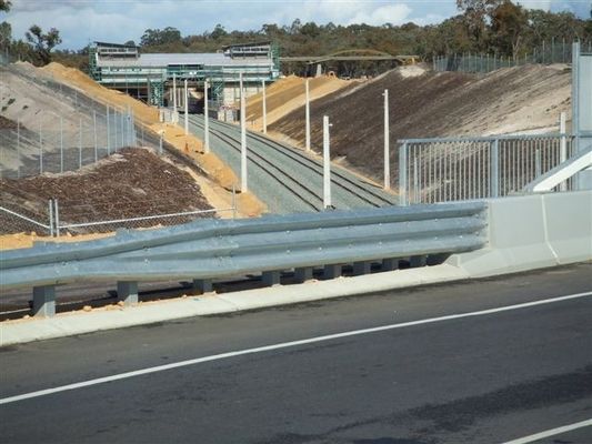 Rodoviária Guardrail W vigas com revestimento galvanizado a quente mergulhado e comprimento personalizado