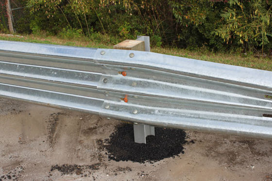 Rodoviária Guardrail W vigas com revestimento galvanizado a quente mergulhado e comprimento personalizado