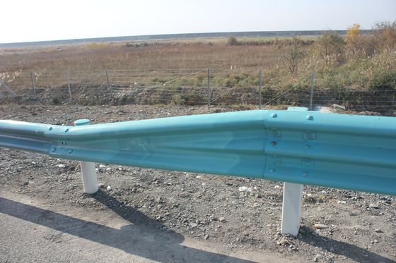 Corrimão de proteção de feixe flexível de feixe W personalizado para segurança rodoviária Galvanizado e revestido em pó