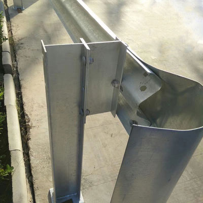 Postes e espaçadores H galvanizados e revestidos em pó para instalação de corrimão de proteção AASHTO M-180