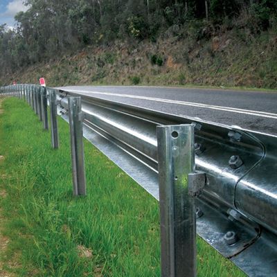 Postes e espaçadores H galvanizados e revestidos em pó para instalação de corrimão de proteção AASHTO M-180
