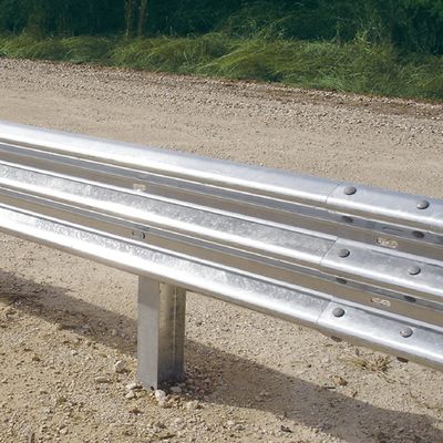 Segurança rodoviária galvanizada a quente W Beam Highway Guardrail Barreira de aço para estrada