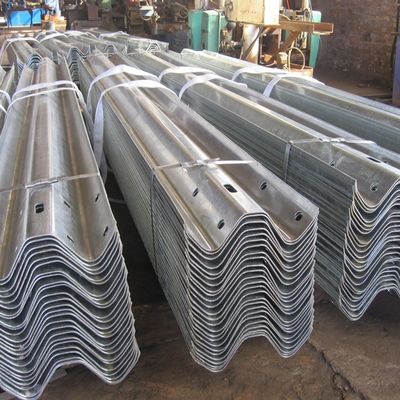 Segurança rodoviária galvanizada a quente W Beam Highway Guardrail Barreira de aço para estrada