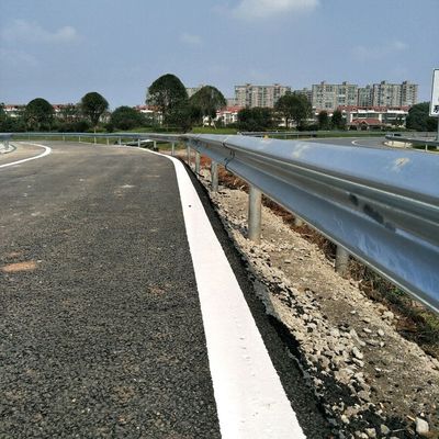 Segurança rodoviária galvanizada a quente W Beam Highway Guardrail Barreira de aço para estrada