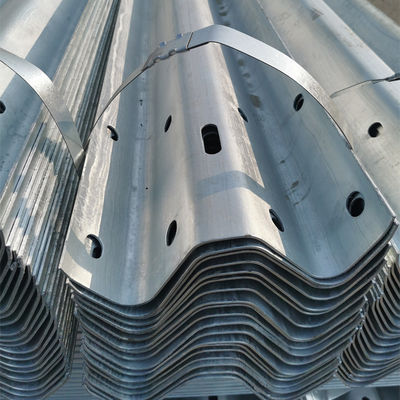Q235 Ferro Cor Customizado W Beam Highway Guardrail Para Proteção de Segurança Externa