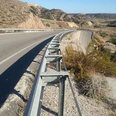Q235 Ferro Cor Customizado W Beam Highway Guardrail Para Proteção de Segurança Externa
