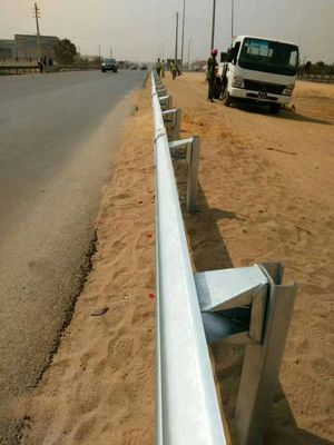 Bloqueador de caixa corrugada galvanizado a quente e W-Beam Highway Guardrail personalizado