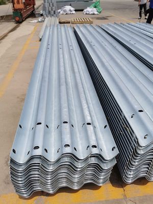 Barreira de trânsito galvanizado personalizado de 3 feixes para Q235 Q345 Highway Guardrail Hot Item