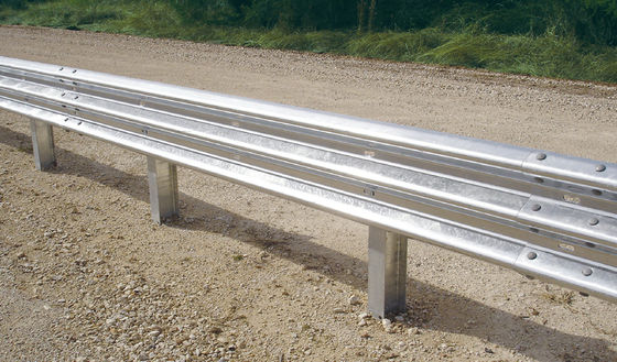 Ferradura de proteção de metal personalizada galvanizada a quente e laminada a frio para barreira de segurança rodoviária na rodovia