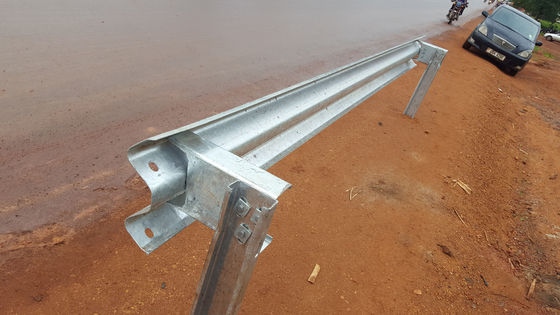 550-600 g/m2 revestimento de zinco galvanizado a quente W Beam Guardrail para barreira de tráfego rodoviário