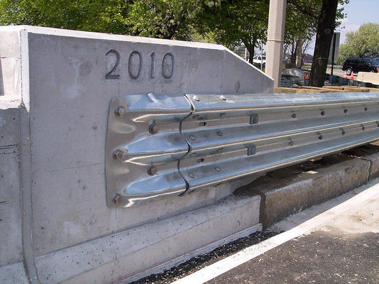 Padrão de Segurança Rodoviária Tamanho W Barranco de proteção de feixe com tecnologia laminada a frio galvanizada a quente