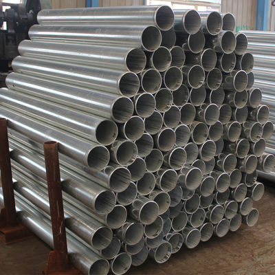 Postes galvanizados a quente e espaçadores de aço para resistência à corrosão