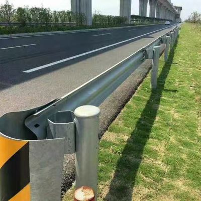 Postes galvanizados a quente e espaçadores de aço para resistência à corrosão