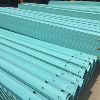 Segurança rodoviária W Beam Steel Highway Guardrail Barreira de trânsito com PVC revestido superfície