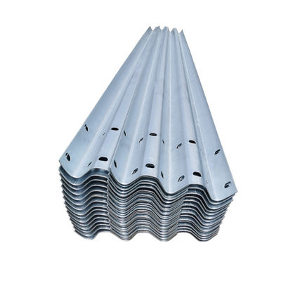 Barreiras laterais com revestimento de zinco de 550-600 g/m2 e acabamento revestido com pó galvanizado