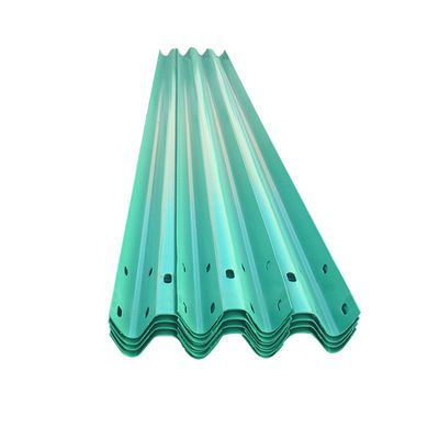 Barreiras laterais com revestimento de zinco de 550-600 g/m2 e acabamento revestido com pó galvanizado