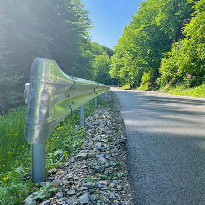 Barreira rodoviária de aço inoxidável W Beam Guardrail para padrão AASHTO M-180 a preços competitivos