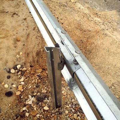 Alta Durabilidade Z Forma Rodoviária Postes de guarda com acabamento revestido de pó galvanizado