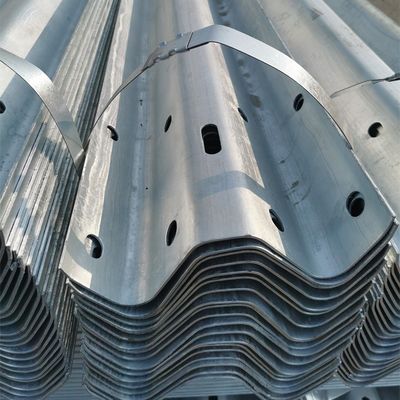 Barreira de segurança rodoviária com revestimento anticorrosivo e certificação ISO