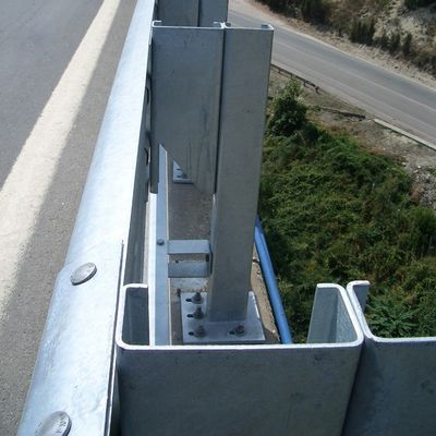 Segurança rodoviária Grelha de proteção de aço galvanizado a quente Barreira de colisão