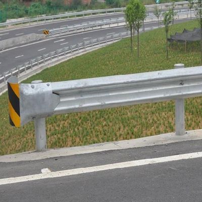 Segurança rodoviária W Beam Galvanized Guardrail AASHTO M180 Round Post 150*75*5*Length Q235B