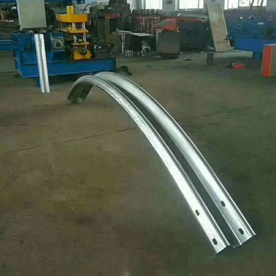 Retalhos anti-corrosivo W Beam Highway com segurança no trânsito rodoviário e curvatura curva