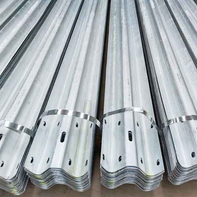 Segurança rodoviária Aço inoxidável W Beam Guardrail com design competitivo e personalizado