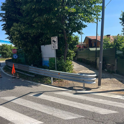 Segurança rodoviária Corrugada de vigas de aço e corrimão rodoviário com poste Z para o mercado africano