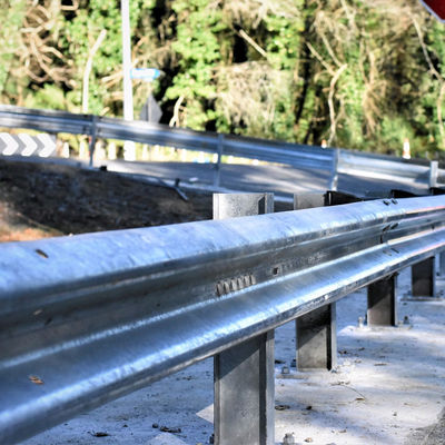 Flanca de guarda de aço laminado a quente revestida com pó galvanizado para barreira de segurança rodoviária