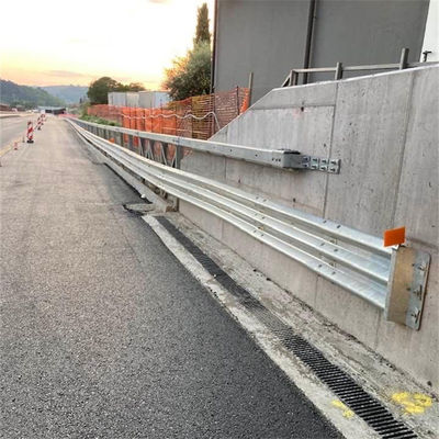 Revestimento de zinco personalizado Trie Beam Highway Guardrail com e características de segurança aprimoradas
