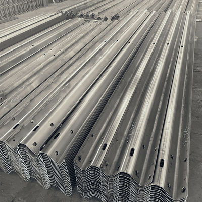 Segurança rodoviária Ferro Thrie Beam Highway Guardrail Q345 SJ345R para segurança rodoviária