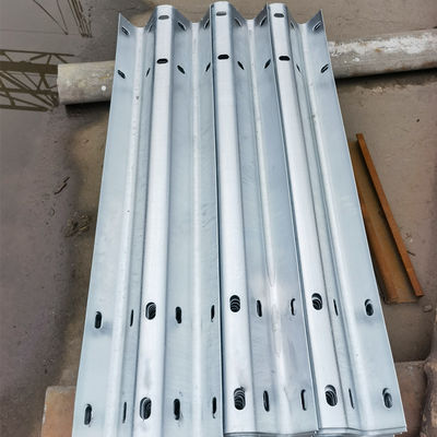 Segurança rodoviária Ferro Thrie Beam Highway Guardrail Q345 SJ345R para segurança rodoviária