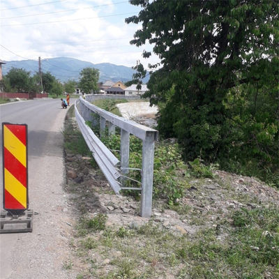 Corrimão de proteção de estradas personalizado de placa de aço de feixe W para segurança rodoviária de profissional